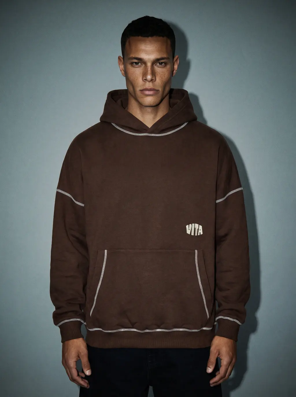 Buzo Renacer · Hoodie de frisa, chocolate