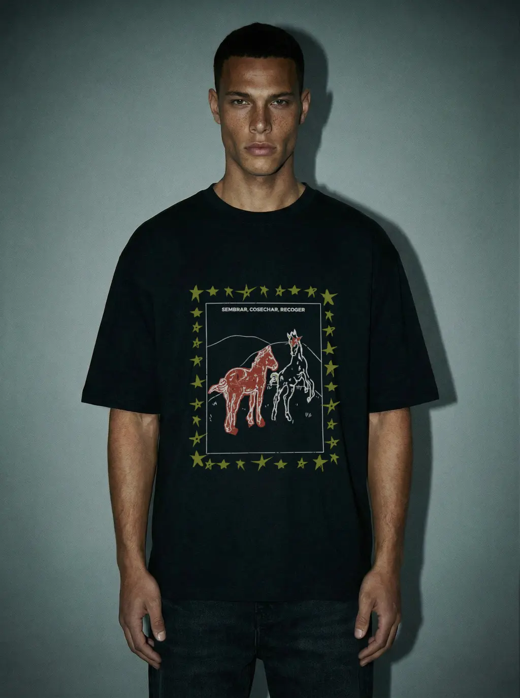 Remera Over Cosecha · Negra, estampada en serigrafía