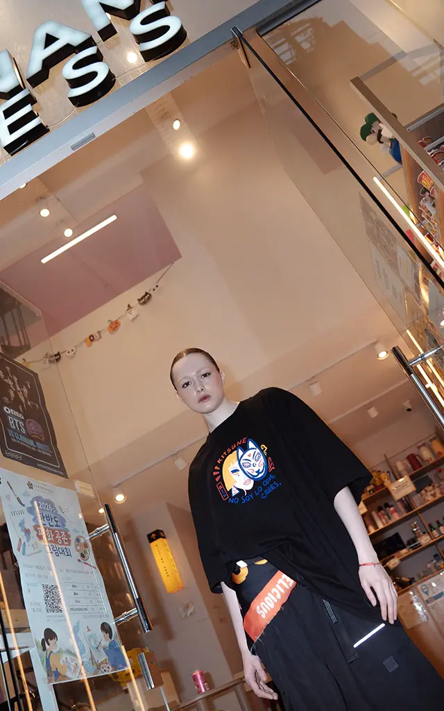Remera Kitsune negra · Insuave x LUXO, oversize de algodón — imagen 5 de 8