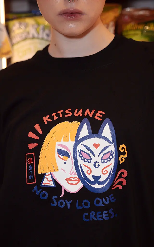 Remera Kitsune negra · Insuave x LUXO, oversize de algodón — imagen 2 de 8