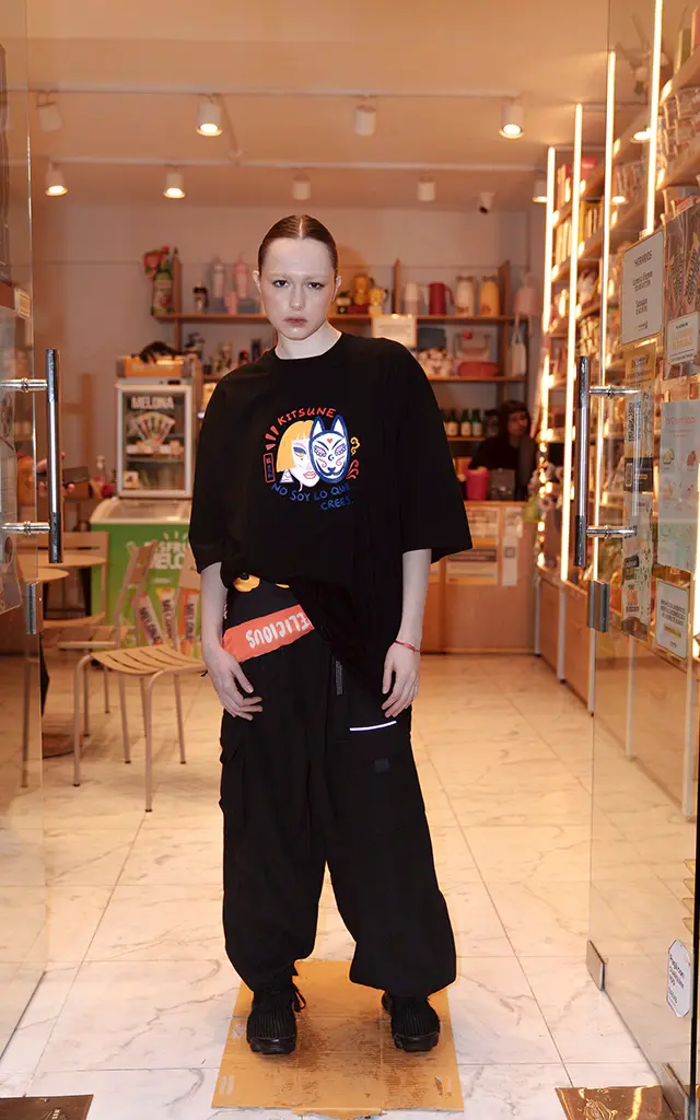 Remera Kitsune negra · Insuave x LUXO, oversize de algodón — imagen 4 de 8