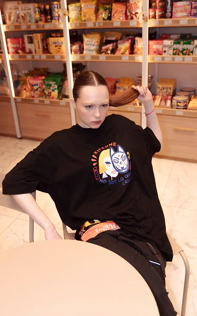 Remera Kitsune negra · Insuave x LUXO, oversize de algodón — imagen 6 de 8