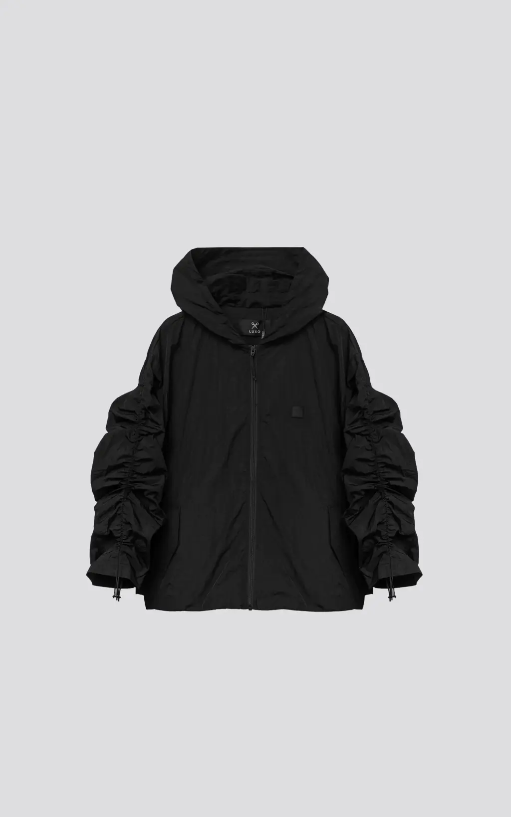 Campera Wave negra · Rompevientos oversize con frunces regulables — imagen 2 de 8