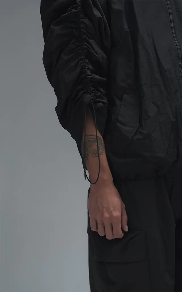 Campera Wave negra · Rompevientos oversize con frunces regulables — imagen 6 de 8