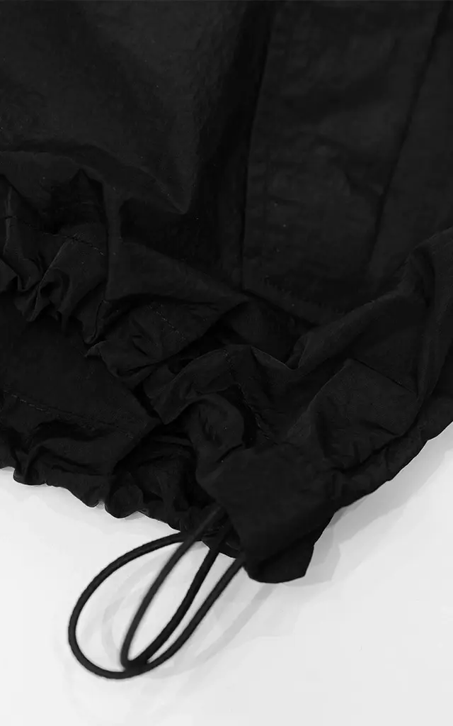 Campera Wave negra · Rompevientos oversize con frunces regulables — imagen 7 de 8