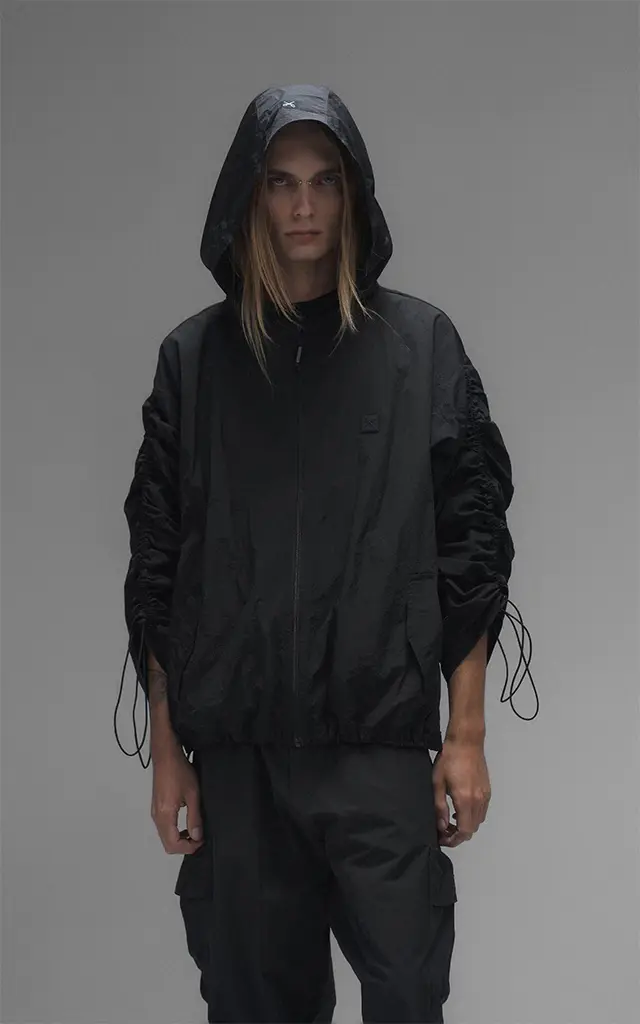 Campera Wave negra · Rompevientos oversize con frunces regulables