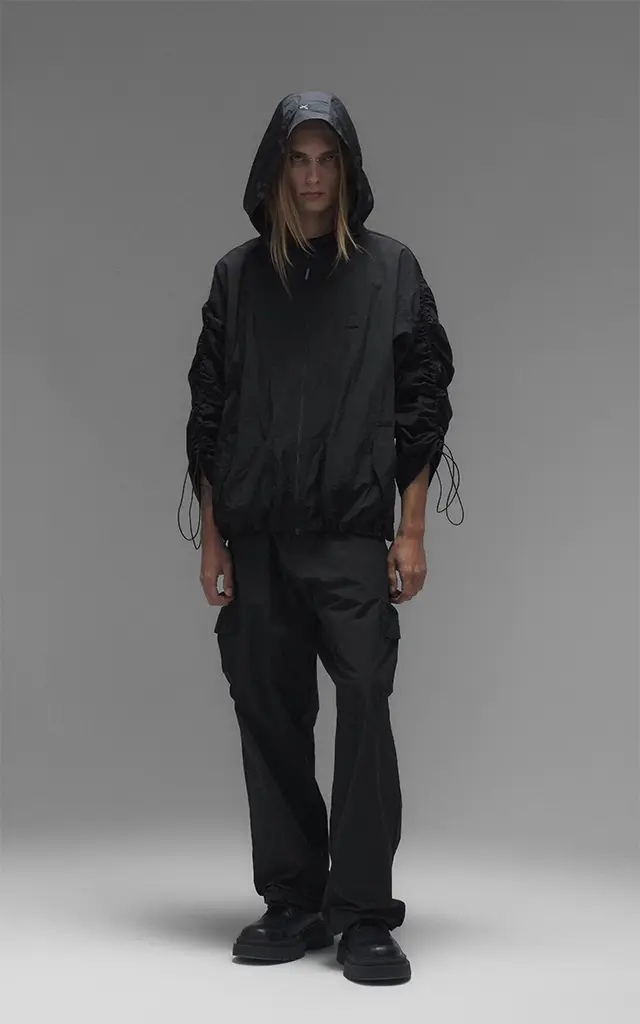 Campera Wave negra · Rompevientos oversize con frunces regulables — imagen 3 de 8