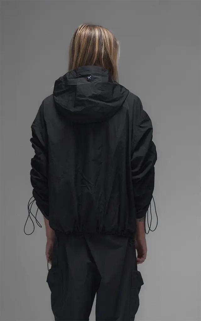 Campera Wave negra · Rompevientos oversize con frunces regulables — imagen 4 de 8