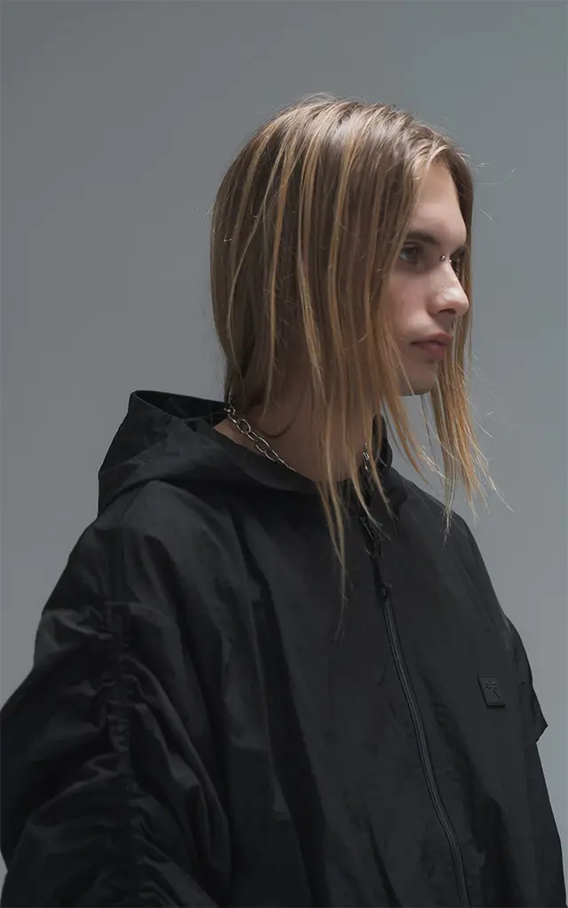 Campera Wave negra · Rompevientos oversize con frunces regulables — imagen 5 de 8